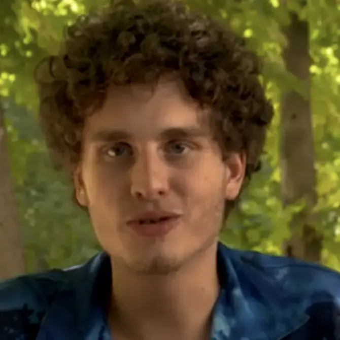 Native Spanish speaker filmed in a Madrid park.